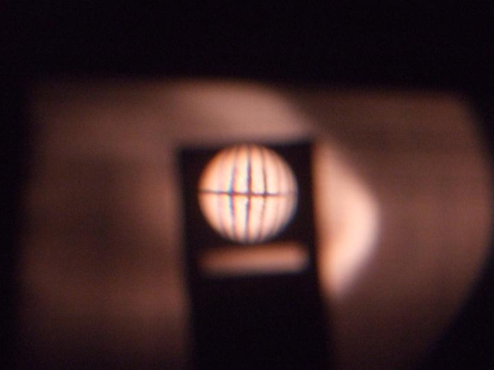 09 03 01 003.jpg - Der Blick durch das Mikroskop - sehr vergr��ert, aber auch hohe Verzeichnung